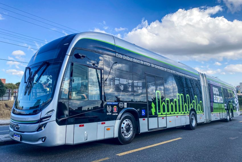 Ônibus elétrico estacionado, o modelo é o D11B, da BYD