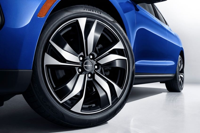 Detalhes da roda e do pneu de um carro azul