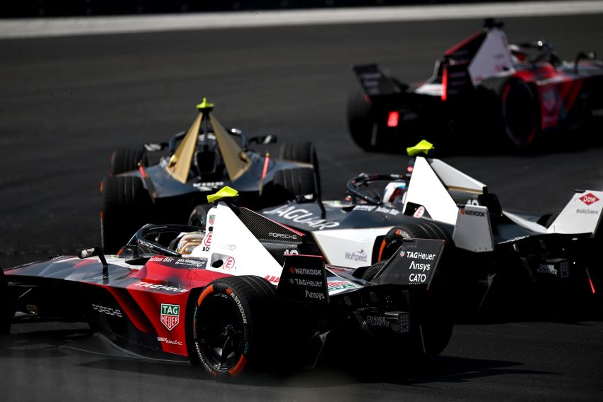 Ultrapassagem de um carro vermelho sobre um carro preto na Fórmula E