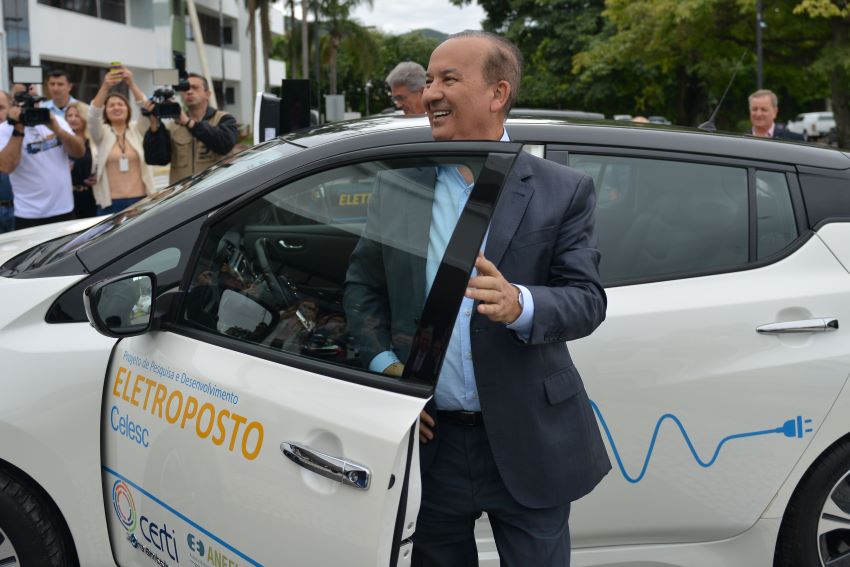 Governador Jorginho Mello desembarca de carro elétrico branco