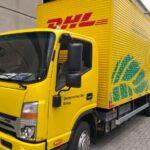 Caminhão elétrico da DHL é todo na cor amarela, com marca DHL destacada em vermelho