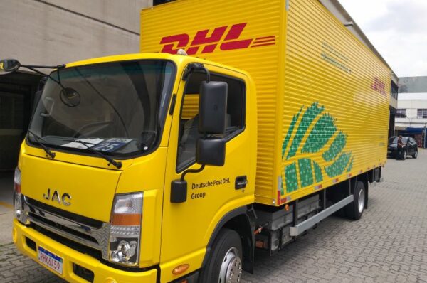 Caminhão elétrico da DHL é todo na cor amarela, com marca DHL destacada em vermelho