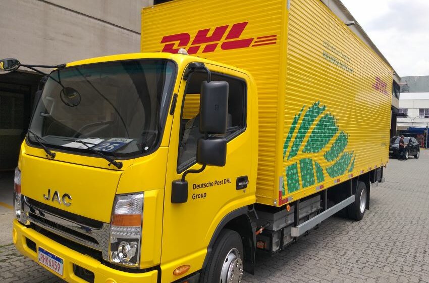 Caminhão elétrico da DHL é todo na cor amarela, com marca DHL destacada em vermelho