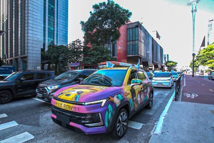 Carro elétrico colorido na Avenida Paulista, em São Paulo