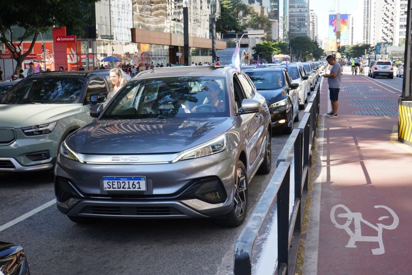Imagem destaca BYD Yuan Plus na carreata de carros elétricos pela Avenida Paulista. 