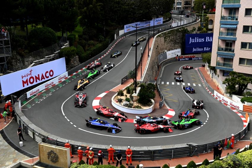 Carros da Fórmula E disputam espaço em curva fechada no circuito de rua de Mônaco