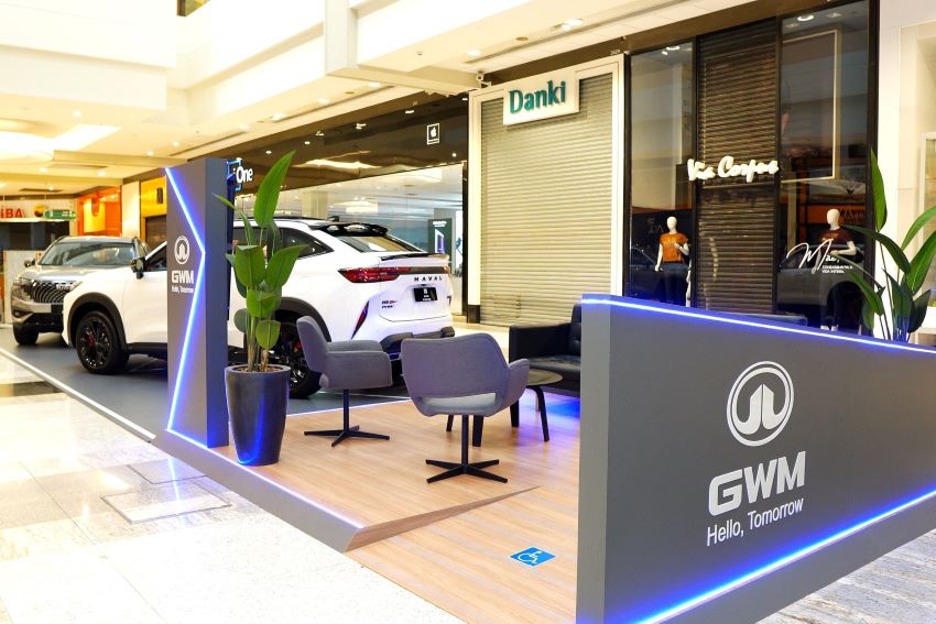 Stand de shopping da GWM com carros parados para exposição