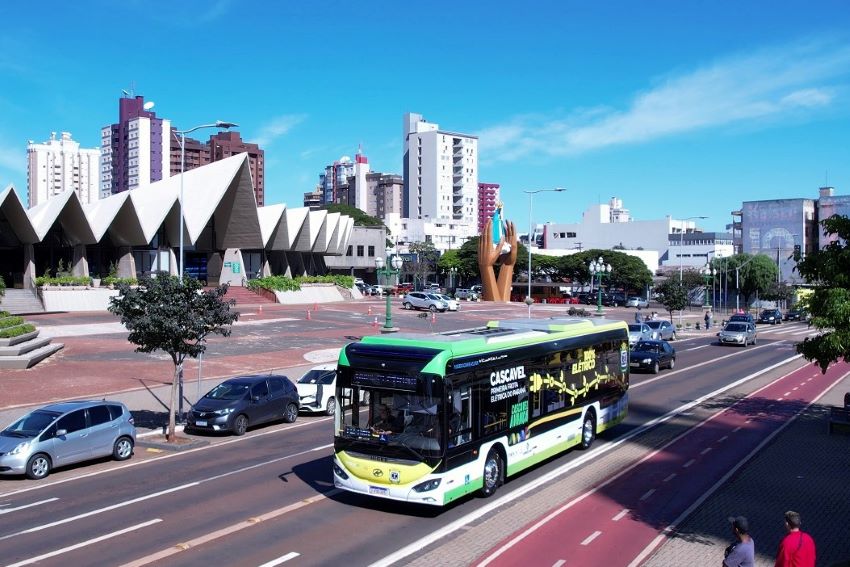 Ônibus elétrico circulando na cidade de Cascavel (PR)