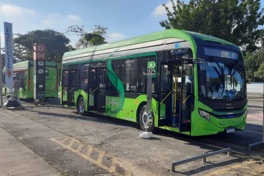 ônibus elétrico da Eletra tem a cor predominantemente verde