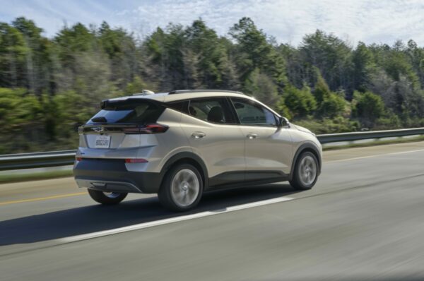 Chevrolet Bolt EUV é visto circulando por rodovia com árvores ao fundo