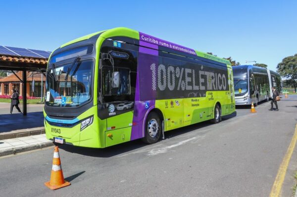 Ônibus elétrico da Eletra tem cor predominantemente verde-limão