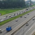 Rodovia Ayrton Senna com tráfego de carros