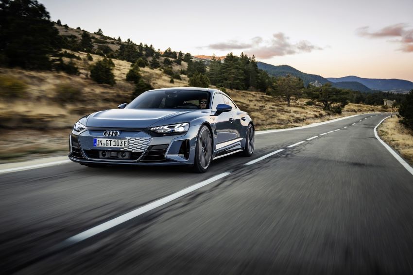 Audi e-tron GT azul tem design esportivo