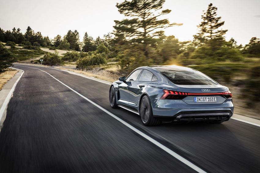 Visão traseira do Audi e-tron GT em movimento na estrada