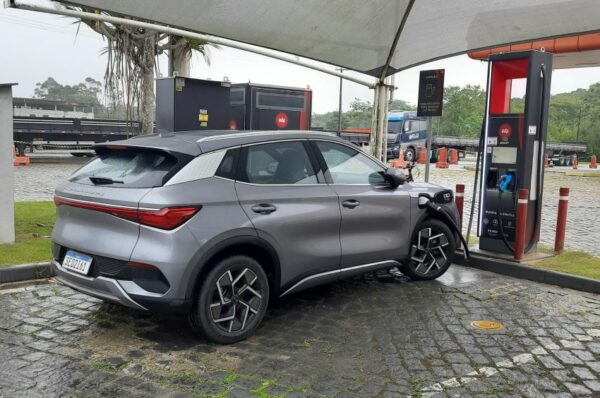 Carro prata estacionado em um ponto de recarga para veículos elétricos