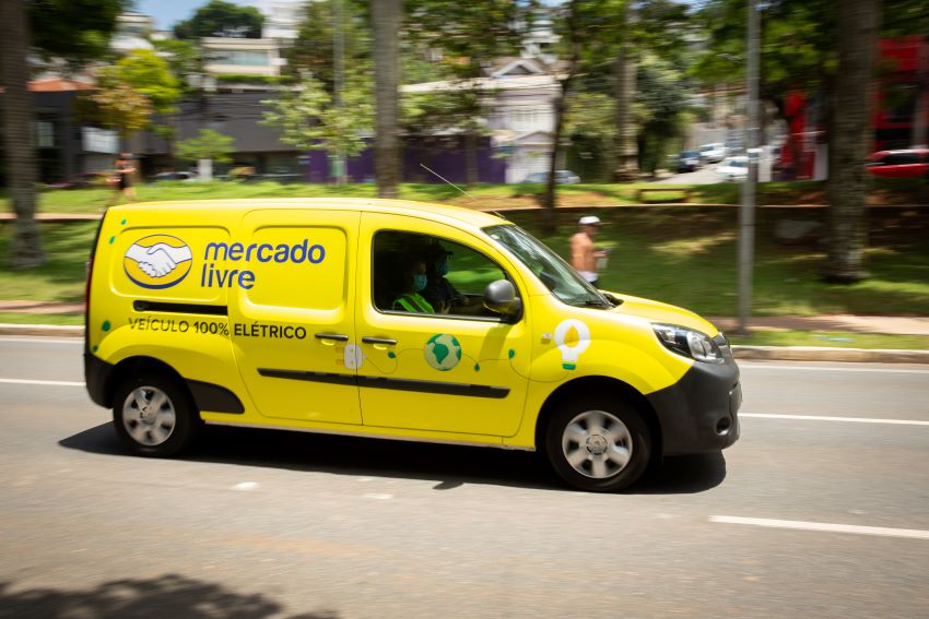 Carro do Mercado Livre, amarelo, andando por uma rua no Brasil