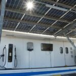 Sol brilha por meio de fresta dos painéis fotovoltaicos