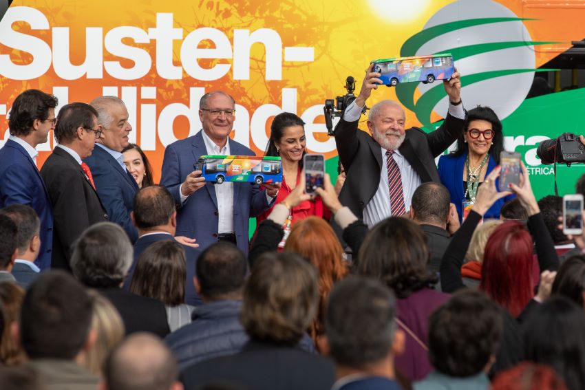 Presidente Lula mostra miniatura de ônibus para plateia