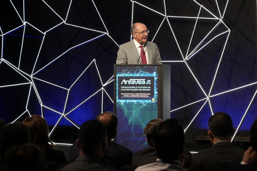 Vice-presidente Geraldo Alckmin discursando no evento de carros elétricos da Anfavea