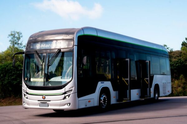 Ônibus elétrico prata parado para demonstração