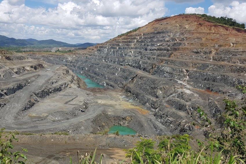 Imagem aérea mostra mineração em montanha rochosa