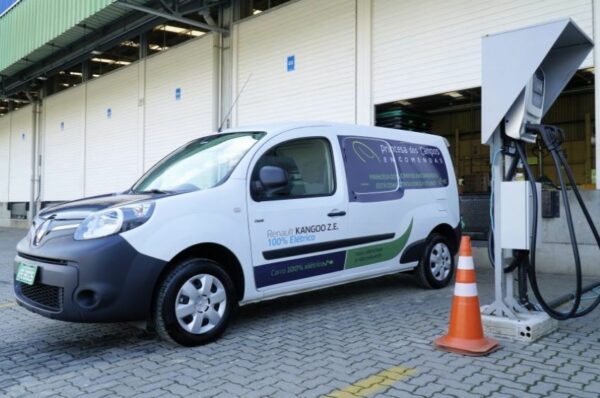 Renault Kangoo Z.E. recebe recarga em frente a galpão de empresa