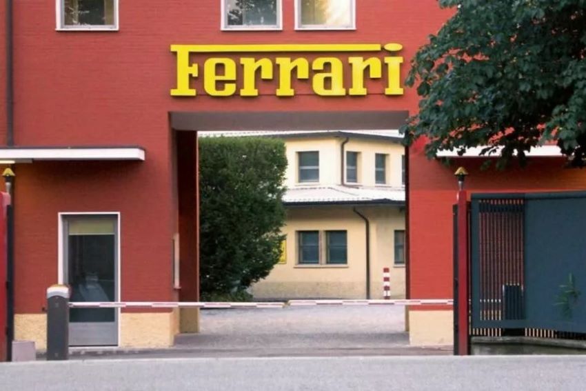 Fachada de prédio da Ferrari tem paredes pintadas de vermelha, com a marca Ferrari grafada em amarelo
