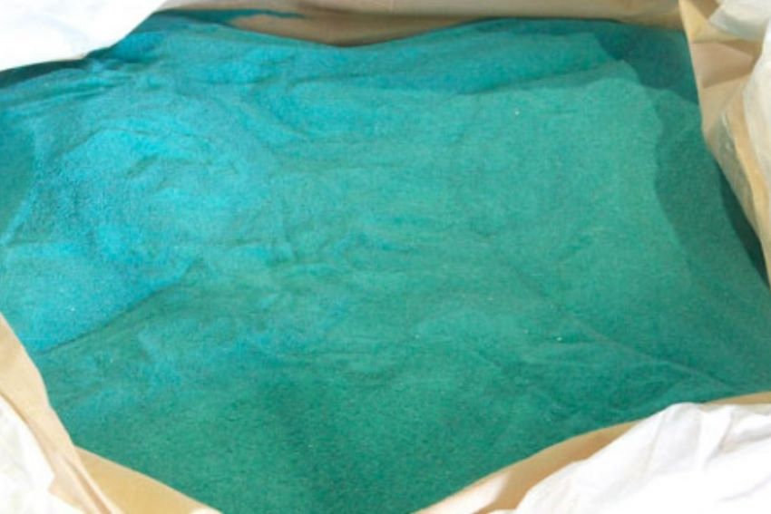 Imagem mostra sulfeto de níquel, que se assemelha a pó na cor azul dentro de um saco branco
