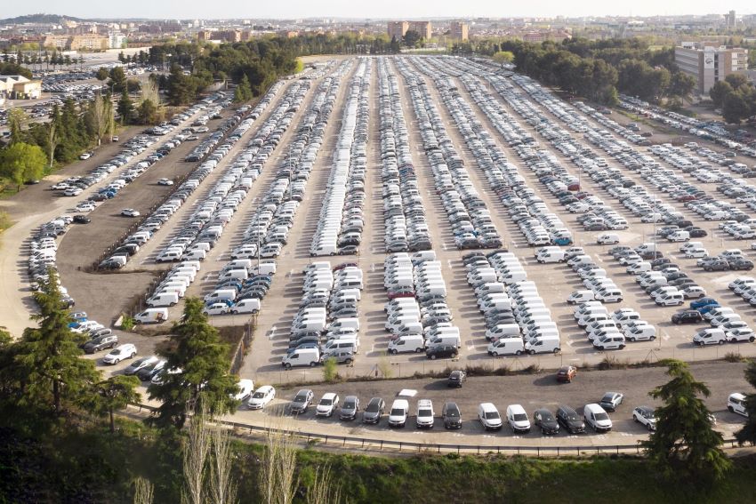 Imagem aérea mostra estacionamento com milhares de veículos