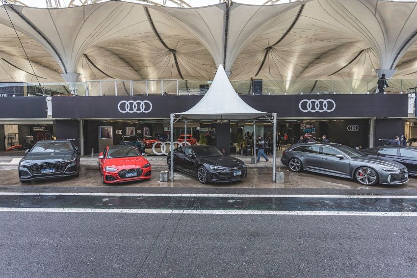 Cinco carros da Audi em exposição