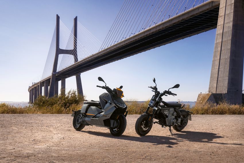 Duas motos elétricas paradas em baixo de uma ponte