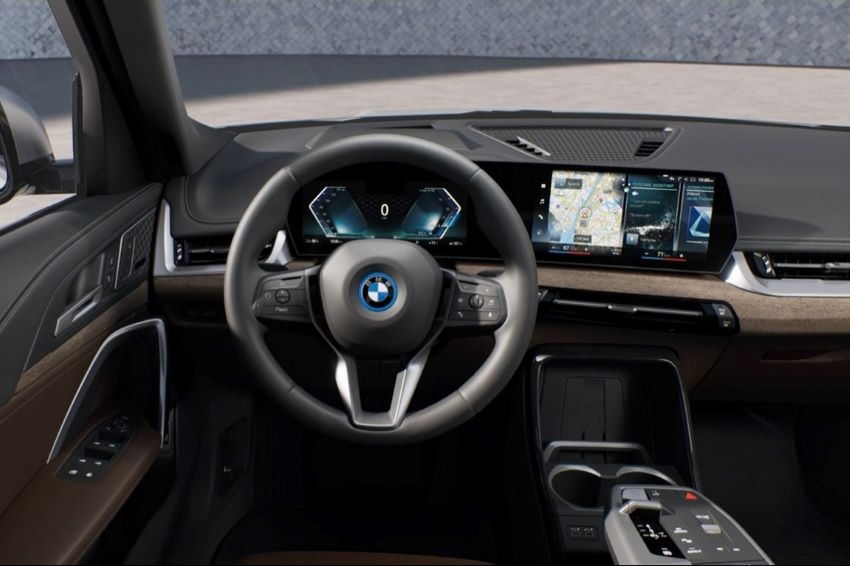 Interior da BMW iX1, com grande painel e central multimídia.