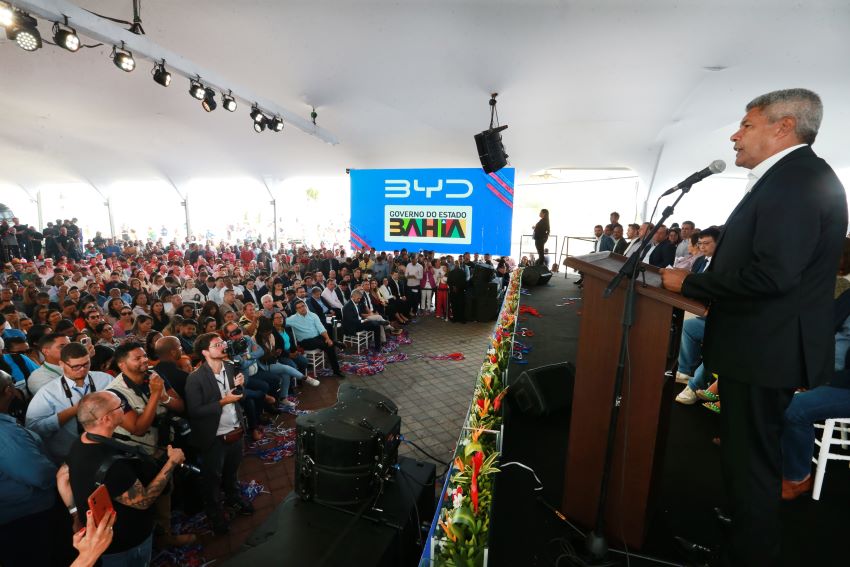 Governador da Bahia discursando durante evento em Salvador
