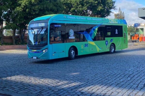 ônibus elétrico Eletra tem a cor predominantemente verde