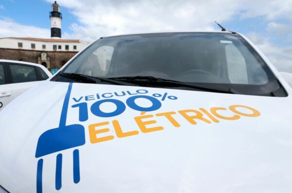 Carro elétrico em frente ao Farol da Barra, em Salvador