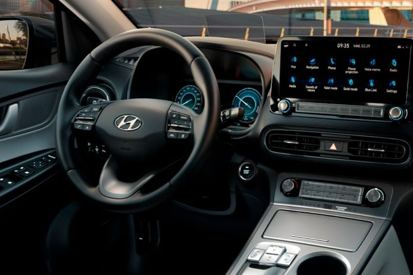 Visão interna do Hyundai Kona, com destaque para a central multimídia integrada ao painel