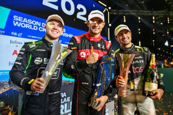 Pilotos posam para foto com troféus nas mãos