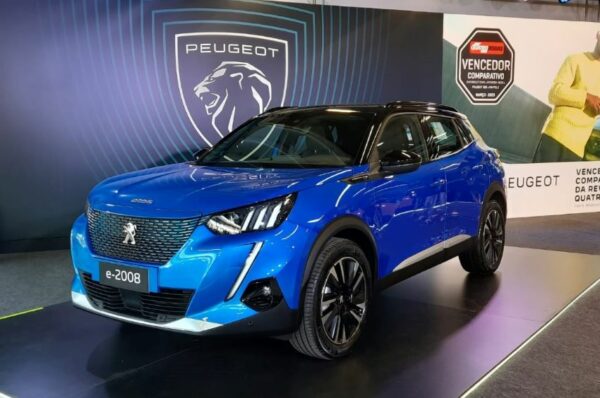 Carro elétrico da Peugeot azul em exposição