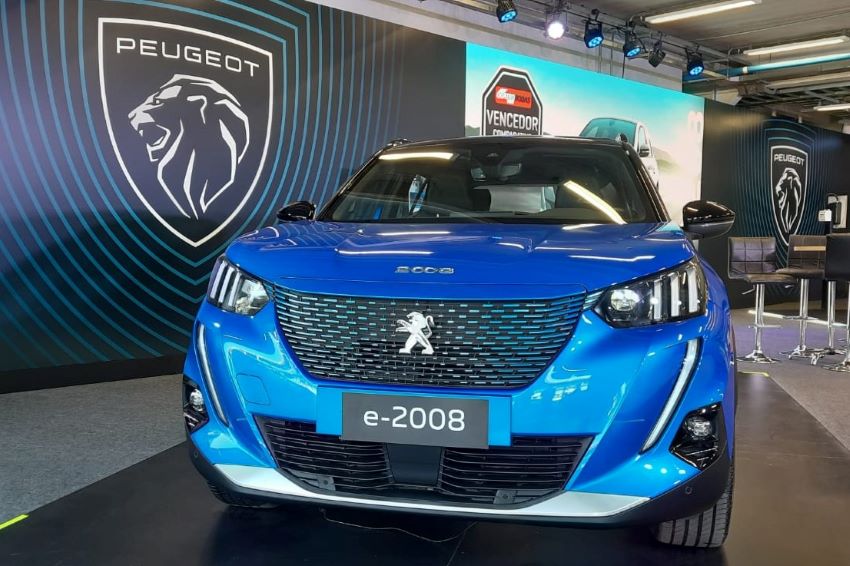 Carro elétrico da Peugeot azul em exposição