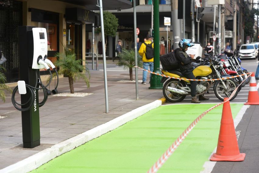 Local para estacionar pintado de verde com ponto de recarga para veículos elétricos