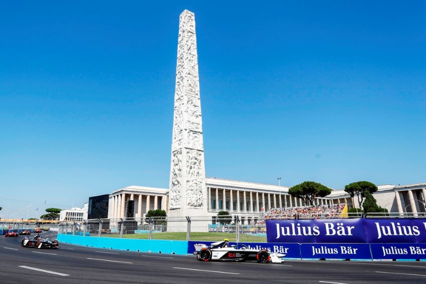 Carros da Fórmula E passam em frente a obelisco em Roma