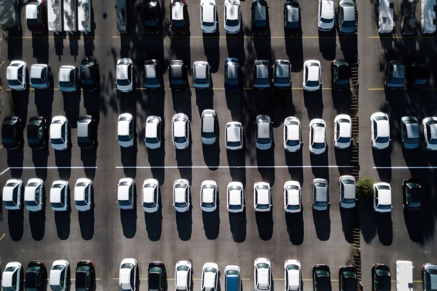 Inúmeros carros parados em estacionamento 