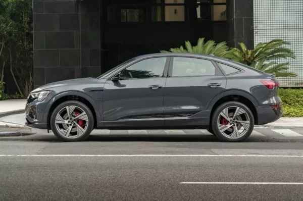 Audi Q8 e-tron Sportback na cor chumbo é visto estacionado em rua