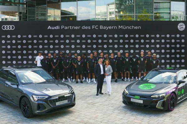 Elenco do Bayern de Munique em foto com seus novos carros, entregues pela Audi