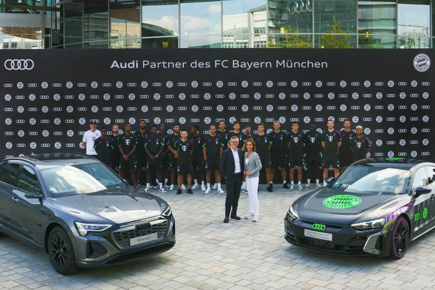 Elenco do Bayern de Munique em foto com seus novos carros, entregues pela Audi
