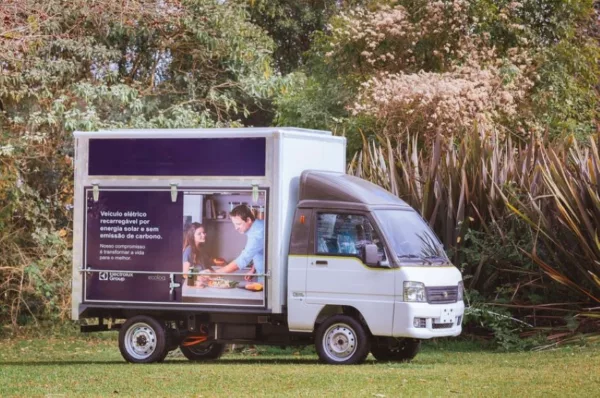 Caminhão elétrico com placa fotovoltaica