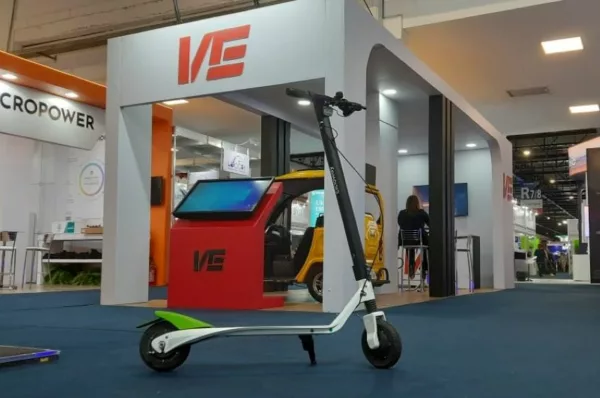 Patinete elétrico da Cicloway com estande do Canal VE na Intersolar 2023 de fundo