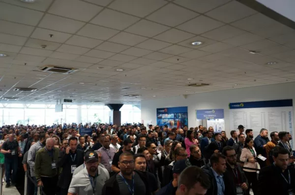 Publico aguardando para entrar na Intersolar 2023