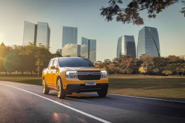 Ford Maverick Hybrid amarela andando em avenida