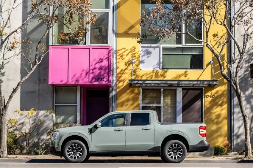 Maverick Hybrid cinza em frente a dois prédios, um rosa e outro amarelo
